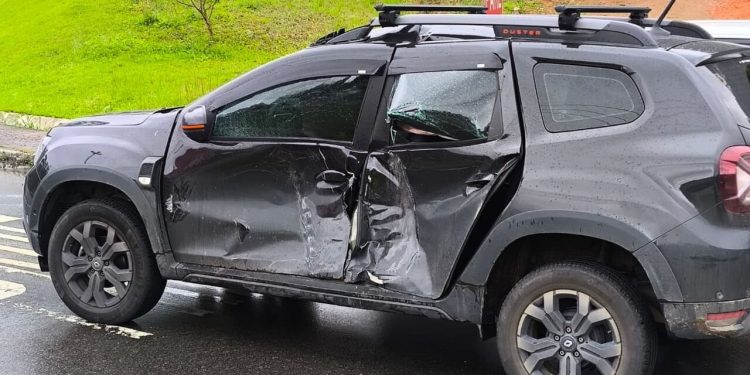 Dois veículos são atingidos por rodado de carreta na BR-280, em Corupá