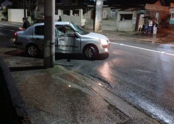 Motorista é encaminhada ao hospital após carro bater contra poste em Jaraguá do Sul