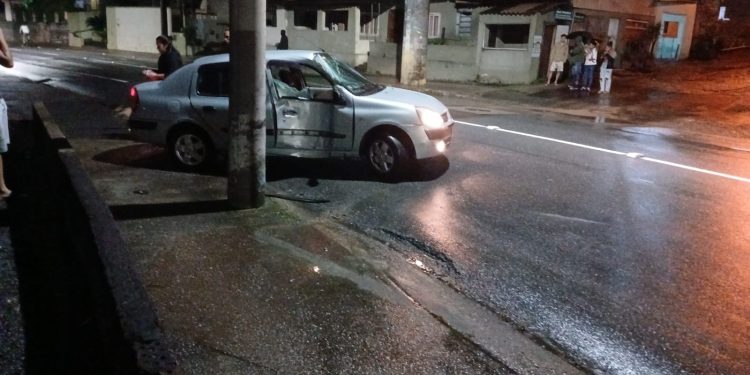 Motorista é encaminhada ao hospital após carro bater contra poste em Jaraguá do Sul