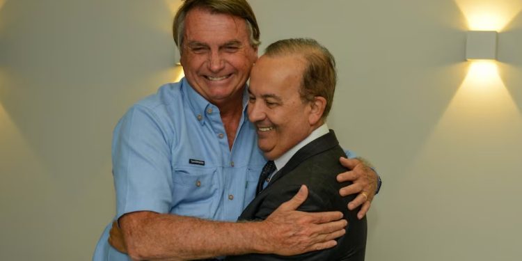 Moraes autoriza e governador Jorginho Mello visita Bolsonaro