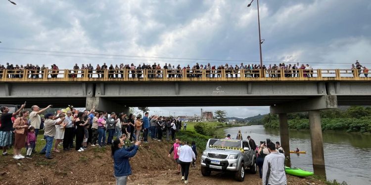 [Vídeo] Fiéis acompanham procissão de Nossa Senhora Aparecida em Jaraguá do Sul