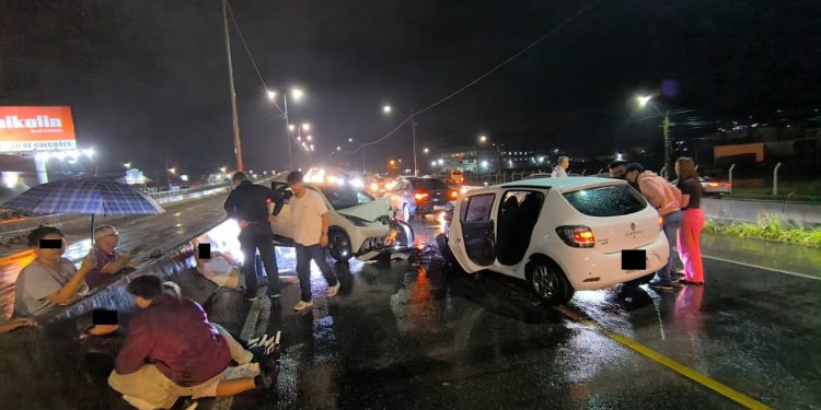 Acidente entre carros na BR-280 em Guaramirim deixa ao menos quatro feridos