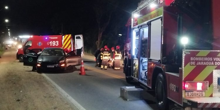 [Foto e vídeo] Duas mulheres ficam feridas após carros baterem de frente na BR-280, em Jaraguá do Sul