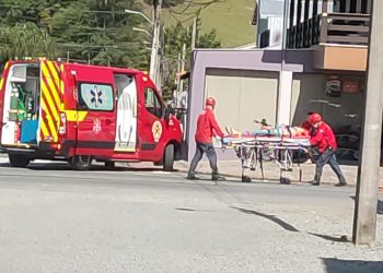 Dois ciclistas ficam feridos após acidente em Jaraguá do Sul