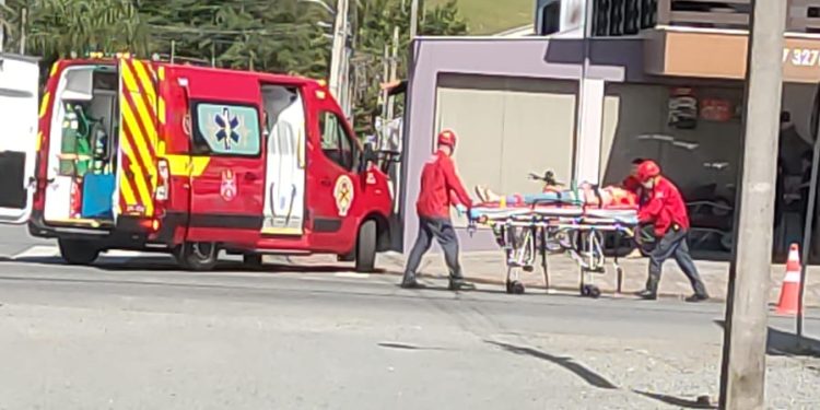 Dois ciclistas ficam feridos após acidente em Jaraguá do Sul