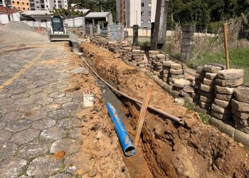 Samae de Jaraguá do Sul executa obra nas ruas Martim Kochella e João Sanson