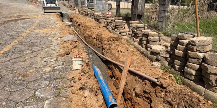 Samae de Jaraguá do Sul executa obra nas ruas Martim Kochella e João Sanson