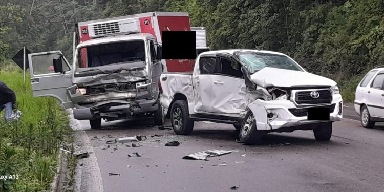 [Fotos] Caminhão e carro se envolvem em acidente na Serra de Corupá e São Bento