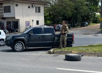 Roda de caminhonete é arrancada após colisão em Jaraguá do Sul