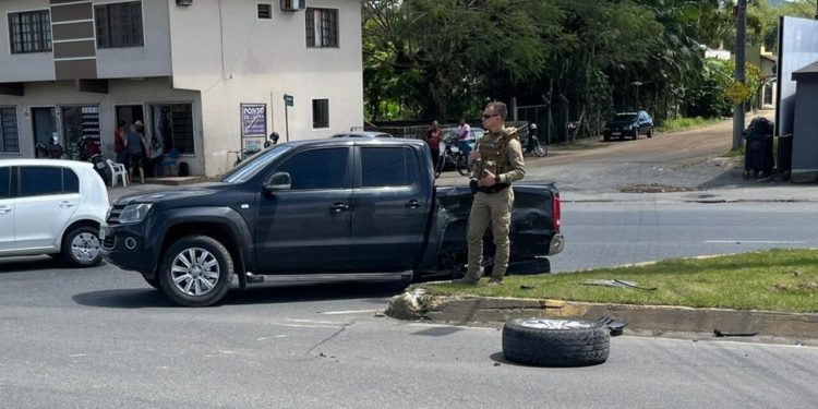 Roda de caminhonete é arrancada após colisão em Jaraguá do Sul