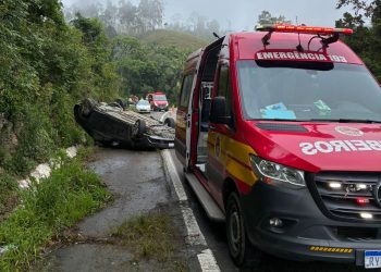 Carro com duas pessoas capota na Serra de Corupá e São Bento do Sul