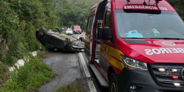 Carro com duas pessoas capota na Serra de Corupá e São Bento do Sul