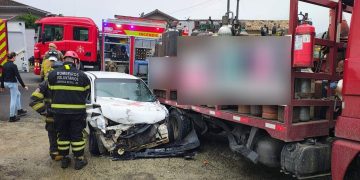 Três pessoas ficam feridas após acidente entre carro e caminhão em Jaraguá do Sul