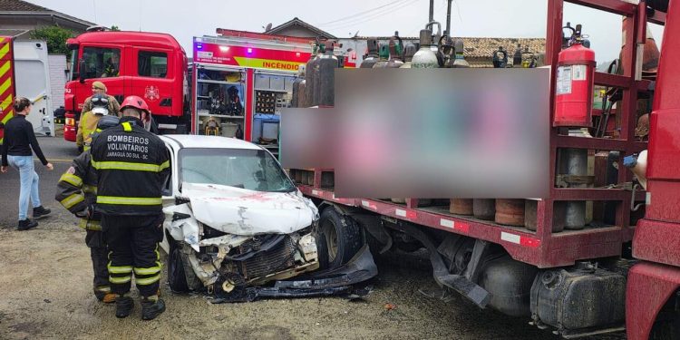 Três pessoas ficam feridas após acidente entre carro e caminhão em Jaraguá do Sul