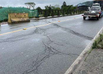 [Vídeo] Pista afunda na cabeceira do Viaduto do Mannes, em Guaramirim