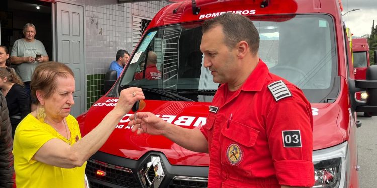 Moradora de Jaraguá do Sul doa ambulância para os Bombeiros Voluntários