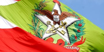 Deputados arquivam proposta de mudança do hino de SC