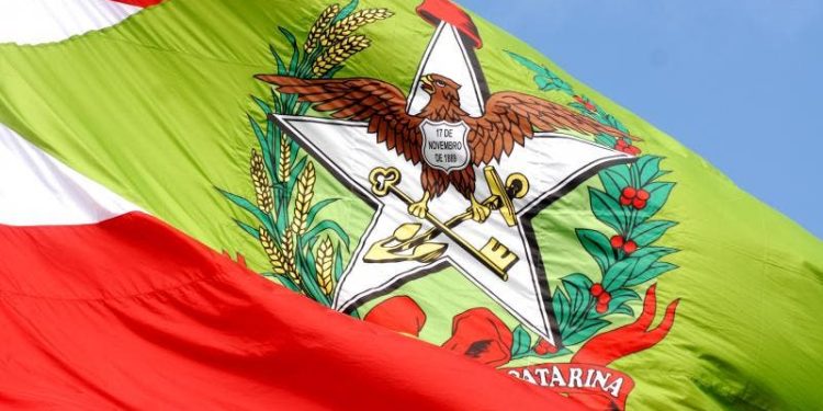 Deputados arquivam proposta de mudança do hino de SC