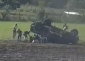 [Vídeo] Caminhonete com jovens na caçamba capota e acidente quase termina em tragédia em SC