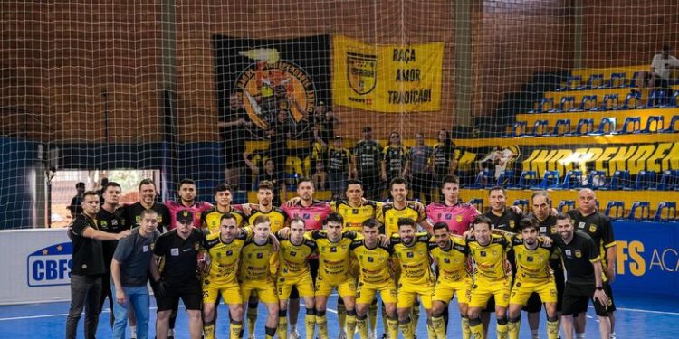 [Vídeo] Jaraguá Futsal é superado e fica com o vice da Copa Sul após lance polêmico