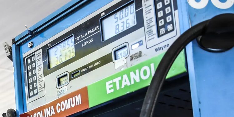 Petrobras reduz preço da gasolina em 4,9% a partir de terça-feira (21)