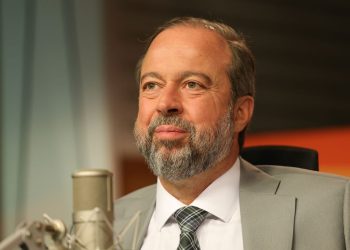 Ministro diz que Brasil não precisa do horário de verão neste ano