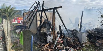 Família perde tudo após incêndio em residência de Massaranduba