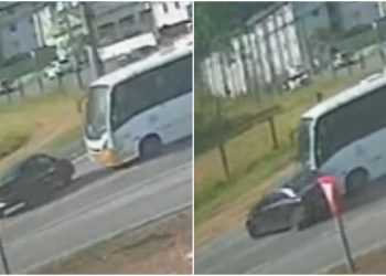 “Sem freio de mão”: Carro estacionado desce de ré sozinho e é atingido por ônibus em Jaraguá do Sul