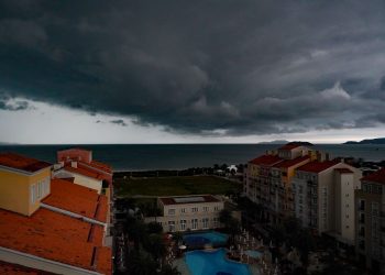 Frente fria e ciclone extratropical provocam temporais e ventos fortes em Santa Catarina