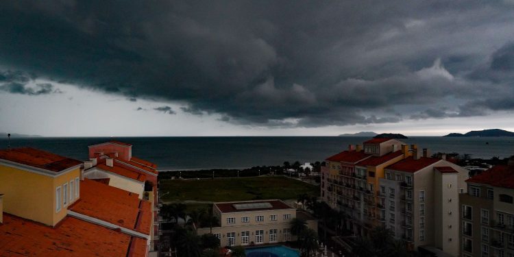 Frente fria e ciclone extratropical provocam temporais e ventos fortes em Santa Catarina