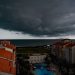 Frente fria e ciclone extratropical provocam temporais e ventos fortes em Santa Catarina