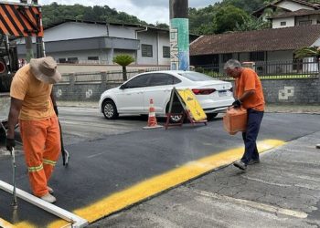 Prefeitura de Jaraguá do Sul faz nova lombada na rua Roberto Ziemann