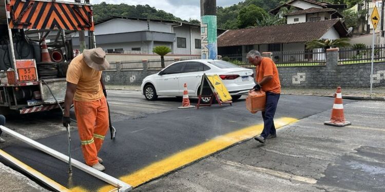 Prefeitura de Jaraguá do Sul faz nova lombada na rua Roberto Ziemann