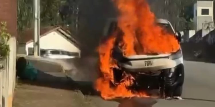 [Vídeo] Van fica destruída após incêndio em Corupá