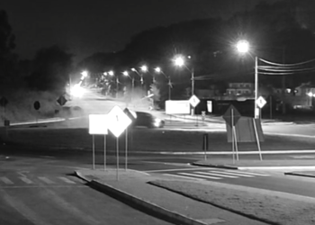 [Vídeo] Motorista se perde e bate caminhonete em rotatória na BR-280, em Jaraguá do Sul