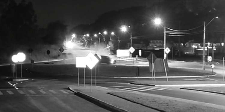 [Vídeo] Motorista se perde e bate caminhonete em rotatória na BR-280, em Jaraguá do Sul