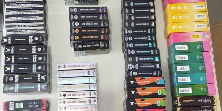 PM apreende 139 cigarros eletrônicos e três pessoas são detidas em Jaraguá do Sul