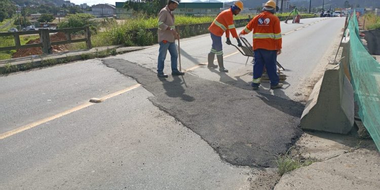 Reparo emergencial é feito na cabeceira do viaduto da BR-280, em Guaramirim