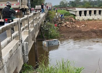 [Fotos e vídeo] Caminhão que seguia para Guaramirim cai no rio na BR-280