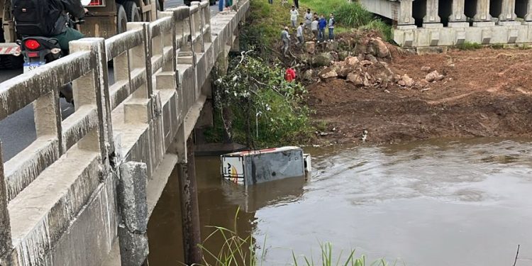 [Fotos e vídeo] Caminhão que seguia para Guaramirim cai no rio na BR-280