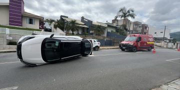 [Fotos e vídeo] Carro tomba após bater na traseira de outro veículo em Jaraguá do Sul