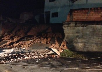 Muro de casa cai no bairro Estrada Nova, em Jaraguá do Sul
