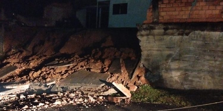 Muro de casa cai no bairro Estrada Nova, em Jaraguá do Sul