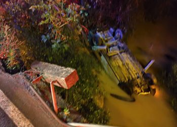 PM salva homem que estava se afogando em carro que caiu em rio em Massaranduba