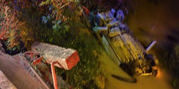 PM salva homem que estava se afogando em carro que caiu em rio em Massaranduba