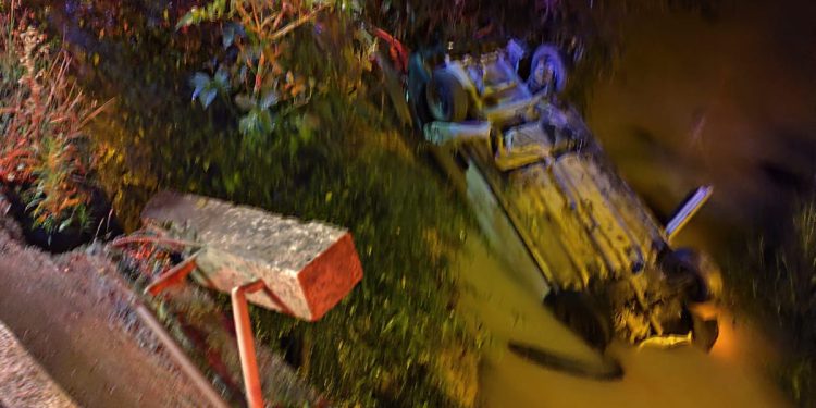 PM salva homem que estava se afogando em carro que caiu em rio em Massaranduba