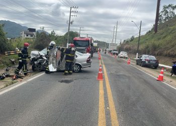 [Fotos] Homem morre em grave acidente com caminhão e dois carros em Jaraguá do Sul
