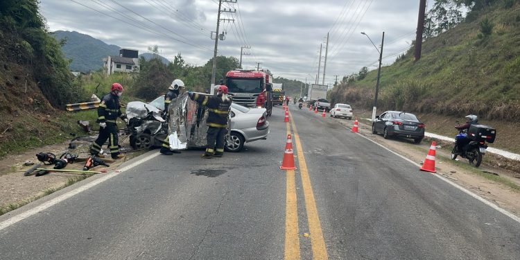 [Fotos] Homem morre em grave acidente com caminhão e dois carros em Jaraguá do Sul