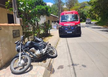 Motociclista fica ferido ao bater moto no poste em Jaraguá do Sul