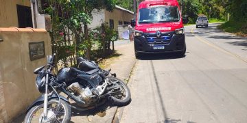 Motociclista fica ferido ao bater moto no poste em Jaraguá do Sul